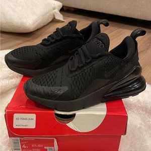 Nike black air max 270